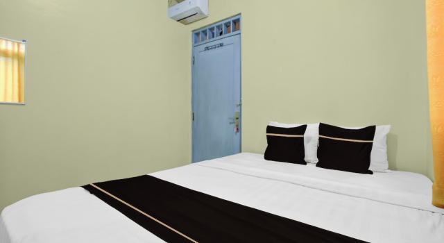 Номер Standard OYO 95136 Jec Plumbon Homestay Syariah