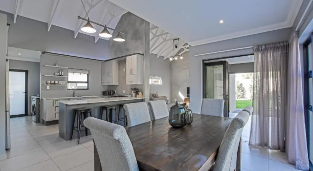 House Lezan, Boek Hotel Hartbeespoort 