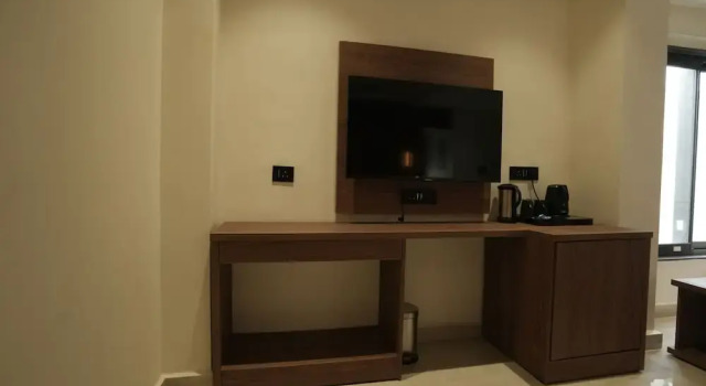 Hotel SS4 Crystals, Забронировать Отель Отели Гомти Нагара с парковкой, Парковка