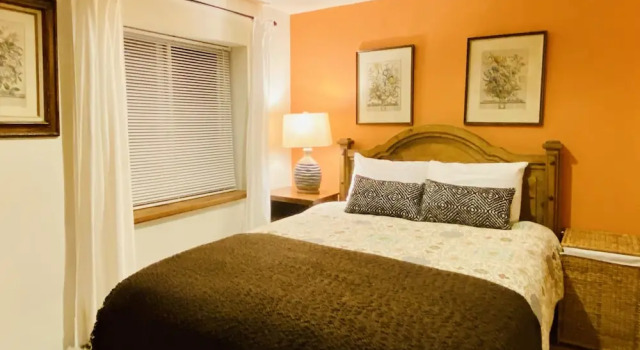 Lilac Cabin Family-friendly Highspeed Wi-fi 3 Bedroom Home by RedAwning