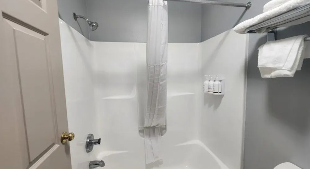 Люкс Deluxe AmericInn by Wyndham Lake Mills