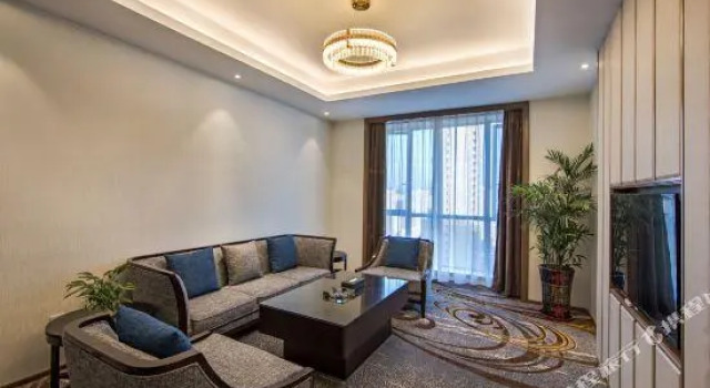 Люкс Deluxe West City International Hotel