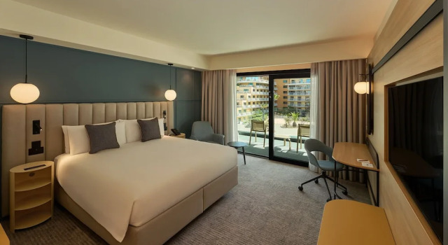 Двухместный номер Standard с балконом и с видом на бассейн voco Malta by IHG