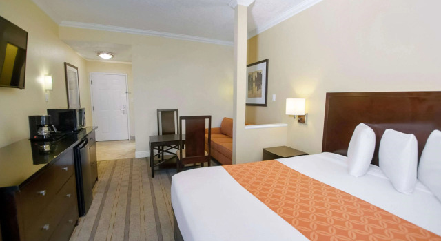 Galleria Palms Hotel