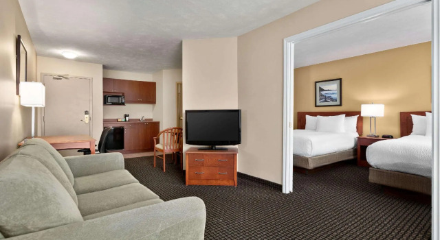 Четырёхместный люкс c 1 спальней Days Inn & Suites by Wyndham Moncton