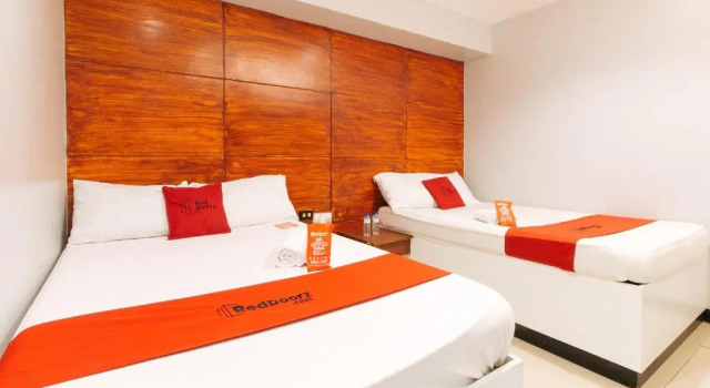 Семейный номер Standard RedDoorz near Bambang Station