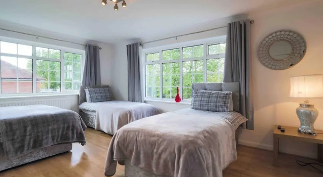 Inviting 7-bed House With sea Views in Hythe, Rezervasyon Otel Hythe Kent Downs