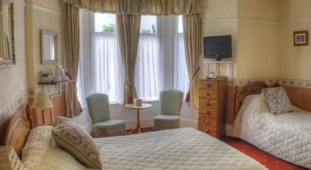 Bron Rhiw, Prenota Hotel Criccieth 