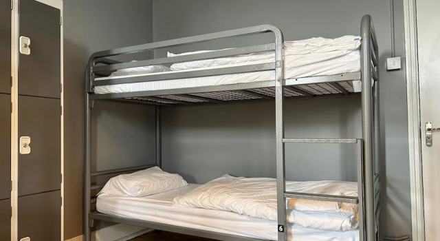 Кровать в общем номере Cricketers Hostel