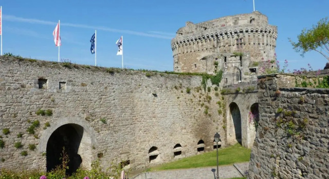 Трёхместный номер Standard Hôtel du Château Dinan - Originals Boutique
