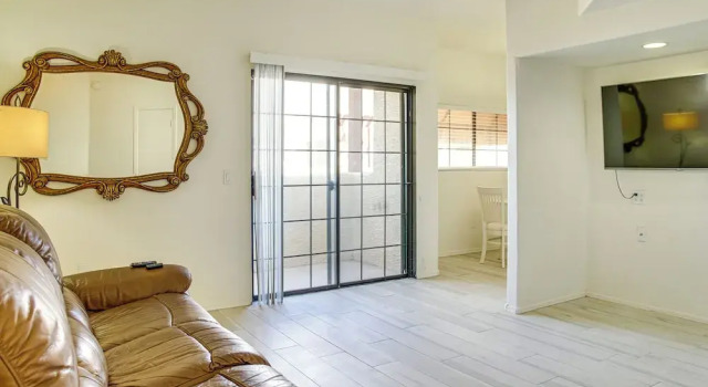 Unwind Poolside! Condo 1 Mi to South Mountain Park, Забронировать Апартаменты/квартира  