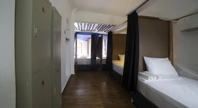 Кровать в общем номере Stone Town House