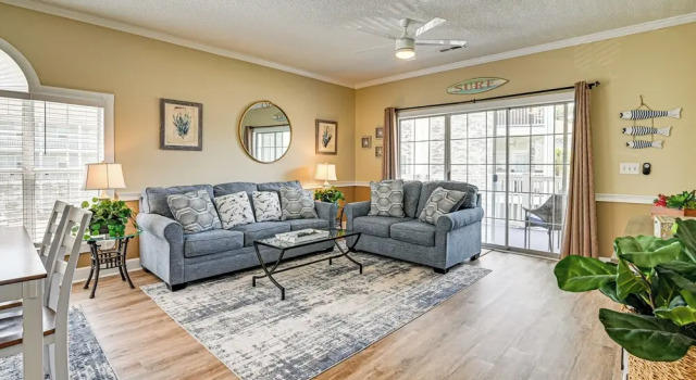 2 Mi to Beach: Pool-view Myrtle Beach Escape!, Забронировать Апартаменты/квартира Отели Миртл-Бич с парковкой, рядом с PineHills Palmetto at Myrtlewood Golf Club, Парковка