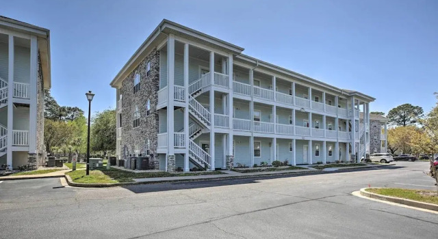 2 Mi to Water: Myrtle Beach Condo w/ Pool Access, Забронировать Апартаменты/квартира Отели Миртл-Бич с парковкой, рядом с PineHills Palmetto at Myrtlewood Golf Club, Парковка
