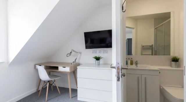 Коттедж Modern Four Bedroom Four Bathroom Home