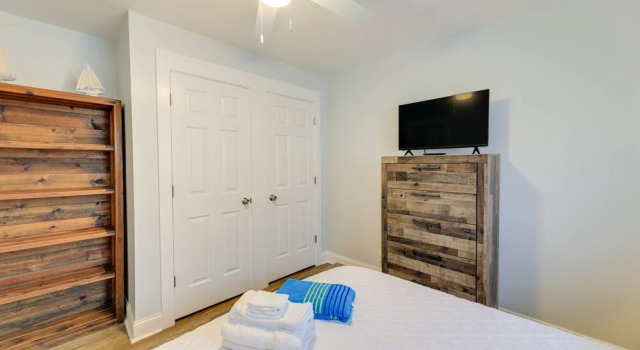 Emerald Isle Retreat - Steps Away From Beach!, Забронировать Дом для отпуска Эмералд-Айл Северная Каролина