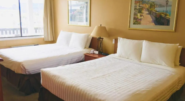 Четырёхместный номер Standard Thunderbird Motor Inn