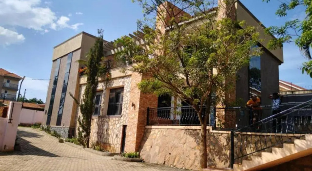 Masquerano Kevina House
