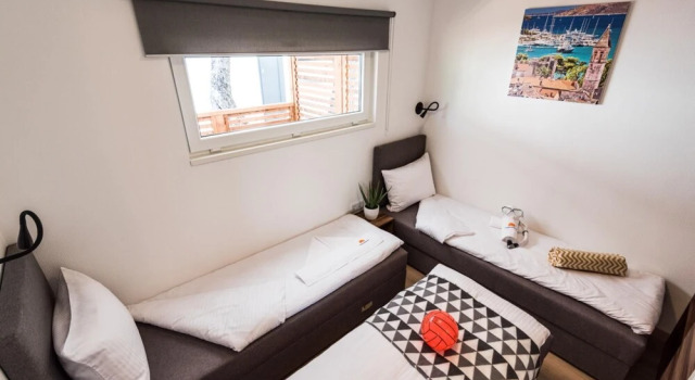 Mobile home Pirovac, Забронировать Отель Отели Пировац с парковкой, Парковка