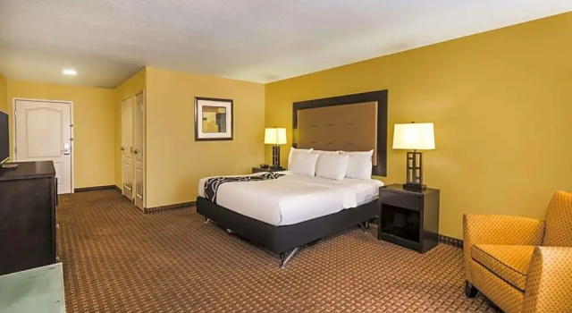 Номер Standard Spark by Hilton Brandon