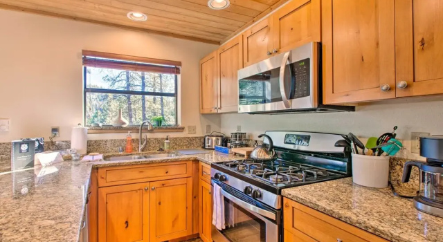 Коттедж Family Cabin w/ Hot Tub: 1 Mi to Angel Fire Resort