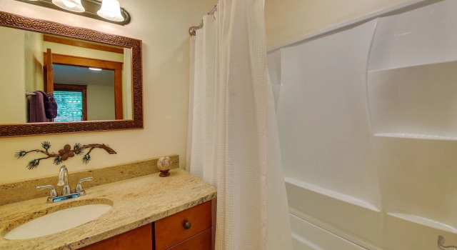 Коттедж с 4 комнатами Downtown Bonners Ferry Home with Covered Porch!