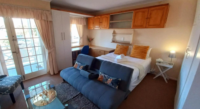 Cozy Strand Beach Getaway - Studio Apartment