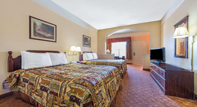 Четырёхместный номер Standard Quality Inn & Suites Greenville