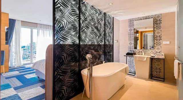Люкс с балконом Quinter Central Nha Trang