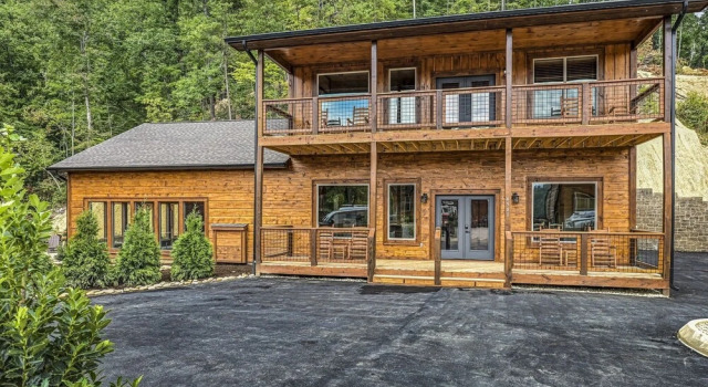 Splashin Around 4 Bedroom Home by Redawning