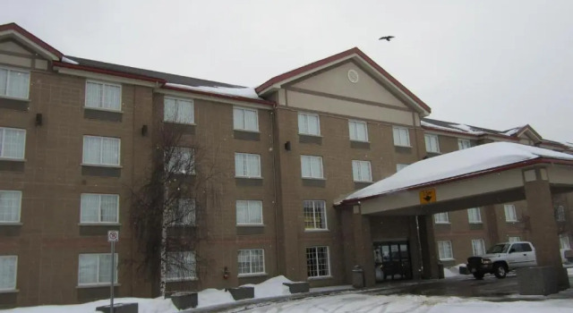 Woodlands Inn & Suites, Book Hotel  