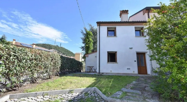 Calaone Wondeful Duplex Apartment con parcheggio x4