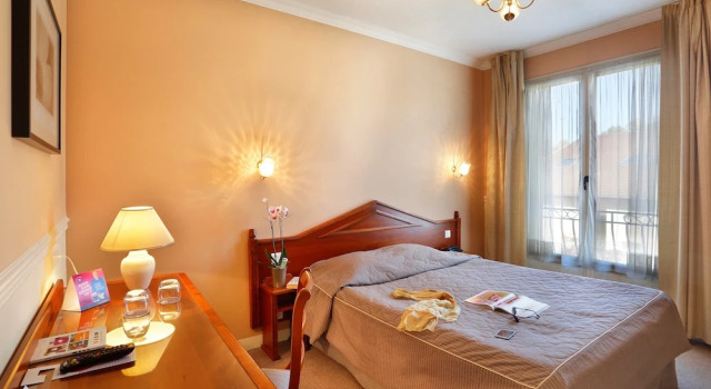 Четырёхместный номер Comfort Hostellerie des Trois Pigeons, Paray-le-Monial