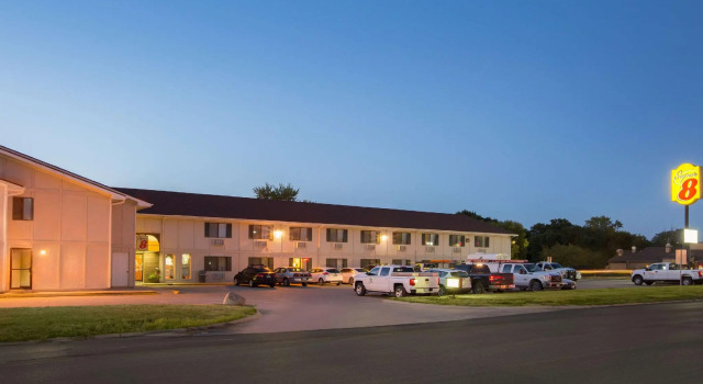 Кровать в общем номере Super 8 by Wyndham Storm Lake