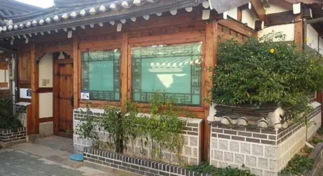 Кровать в общем номере Hyosunjae Hanok Guesthouse
