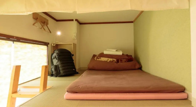 Кровать в общем номере J-Hoppers Hiroshima Guesthouse
