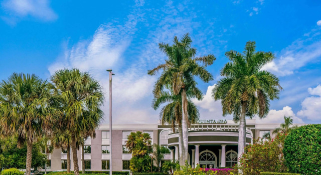 La Quinta Inn & Suites by Wyndham Naples Downtown