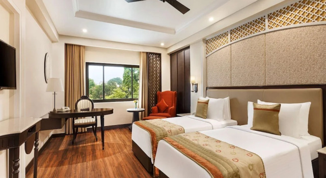 Номер Deluxe La Place Sarovar Portico