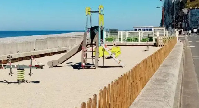 Appartement avec Balcon au 1er étage Vue latérale Mer à 50 mètres de la plage à Mers les Bains.
