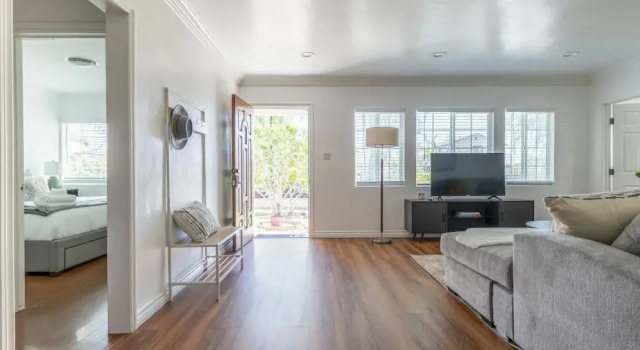 Коттедж Charming Spacious Home - Modern Comforts, Prime Location