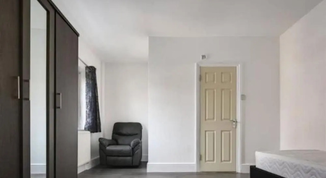 Room in Guest Room - Limehouse Townhomes Modern Spacious Serviced En-suite Room With a Garden View, Забронировать Гостевой дом Отели Большого Лондона с парковкой, Парковка
