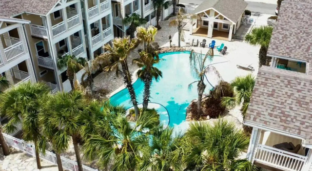 Апартаменты Luxurious Townhome Overlooking Tropical Pool