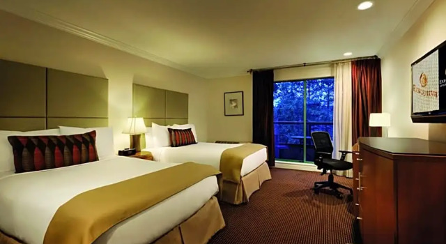 Четырёхместный люкс c 1 комнатой Executive Suites Hotel & Conference Center, Metro Vancouver