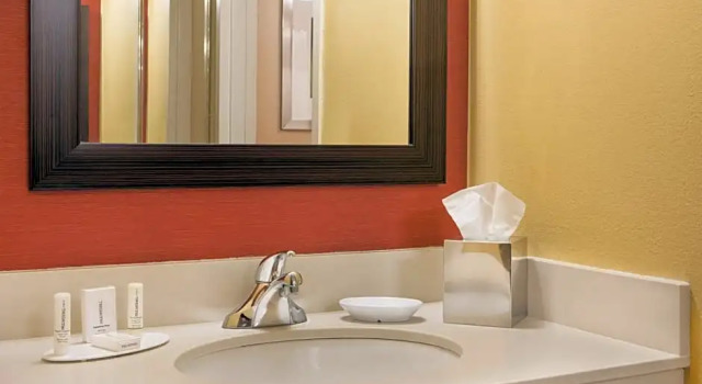 Двухместный люкс c 1 комнатой Courtyard by Marriott Hartford Manchester