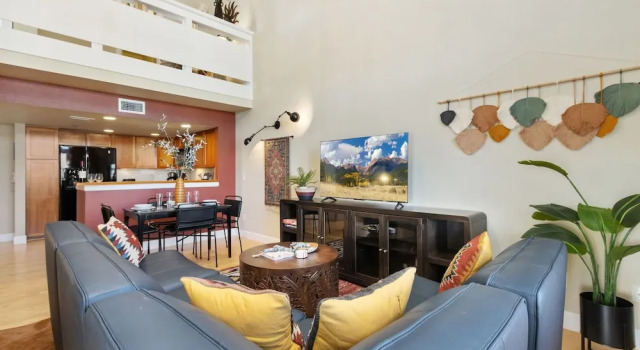 Lee Martinez Loft Near Poudre Trail and Old Town, Забронировать Апартаменты/квартира Отели Форт-Коллинс с парковкой, рядом с Global Village Museum of Arts and Cultures, Парковка