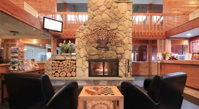 Кровать в общем номере Fireside Inn & Suites Gilford