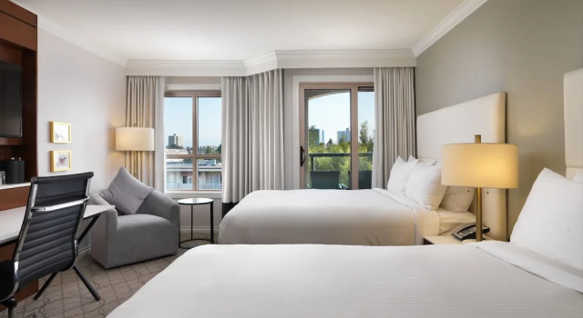 Четырёхместный номер Standard с балконом и с видом на город Hotel Grand Pacific