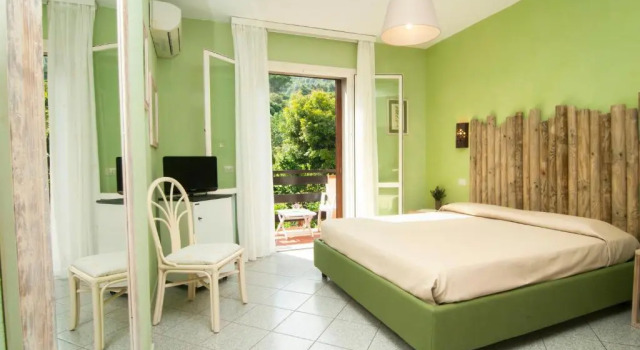 Двухместный номер Standard с балконом и с видом на сад Hotel Cernia Isola Botanica