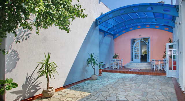 Dolphin Hotel