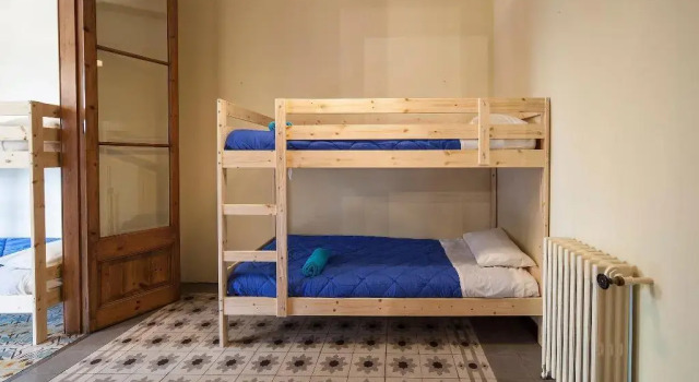 Hostel Bed in Girona, Book Hostel / Vandrerhjem Hoteller i Girona med parkering, nær Arab Baths Girona, Parkering